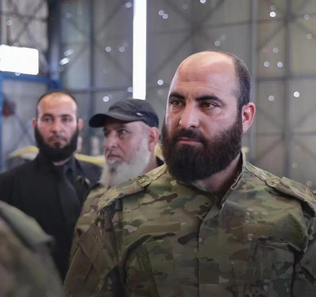 这是朱拉尼当局的总参谋长阿里·纳桑少将，正在消灭阿勒颇市的库尔德民众。
看长相，