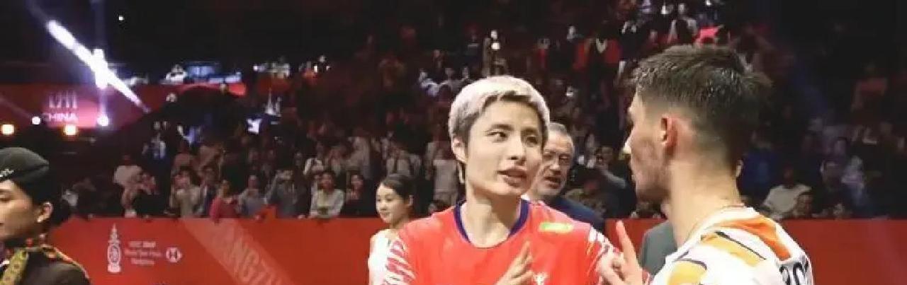 领奖台上互换奖牌后，他们做的第一件事是互相揭短。
石宇奇撕开比赛录像带，手指戳向