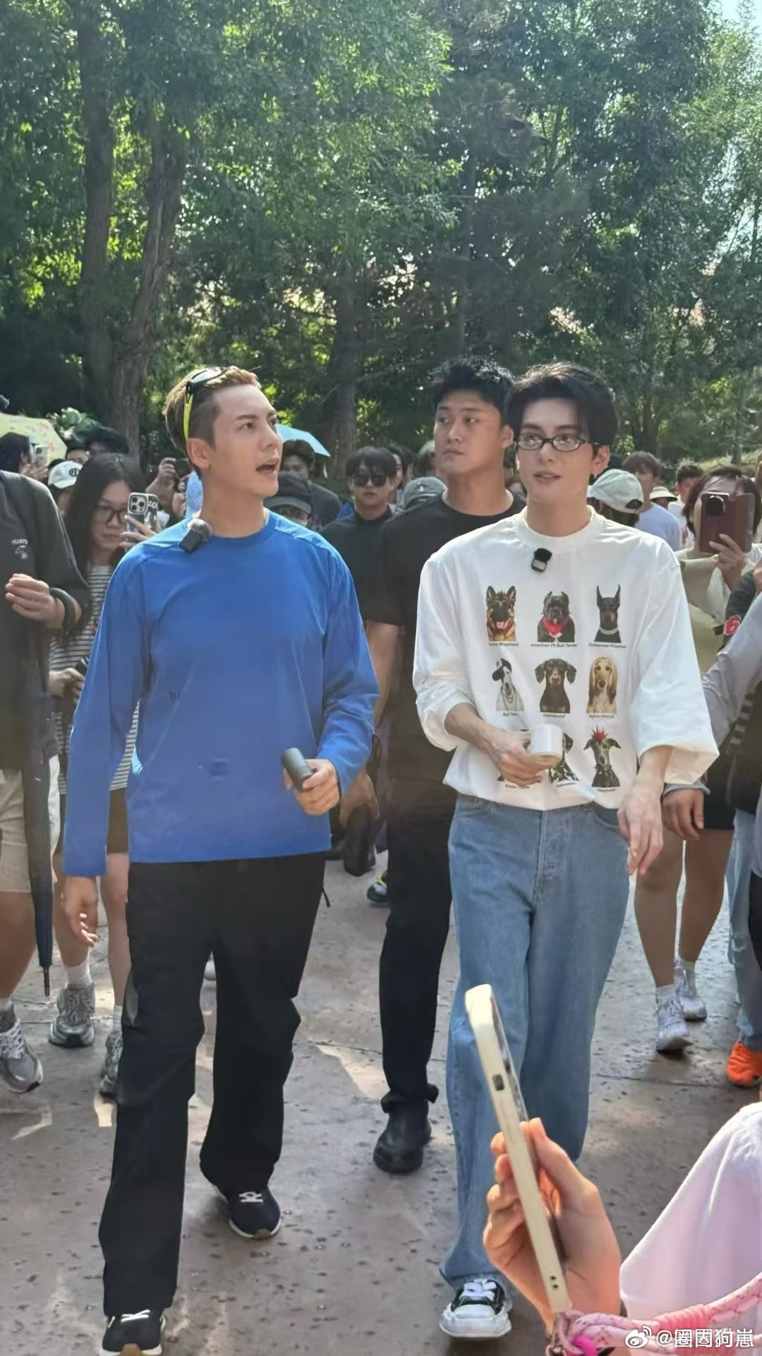 环球影城偶遇陈伟霆曾舜晞九门环球影城捕捉九门双男主，陈伟霆气场十足，曾舜晞少年感