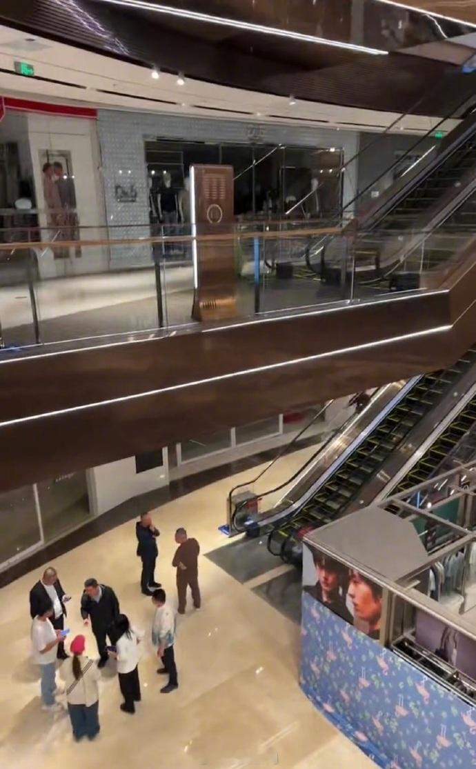 【目击者回应长治万达广场女子坠楼：人当场就没了，商场已恢复营业】女子万达广场坠楼