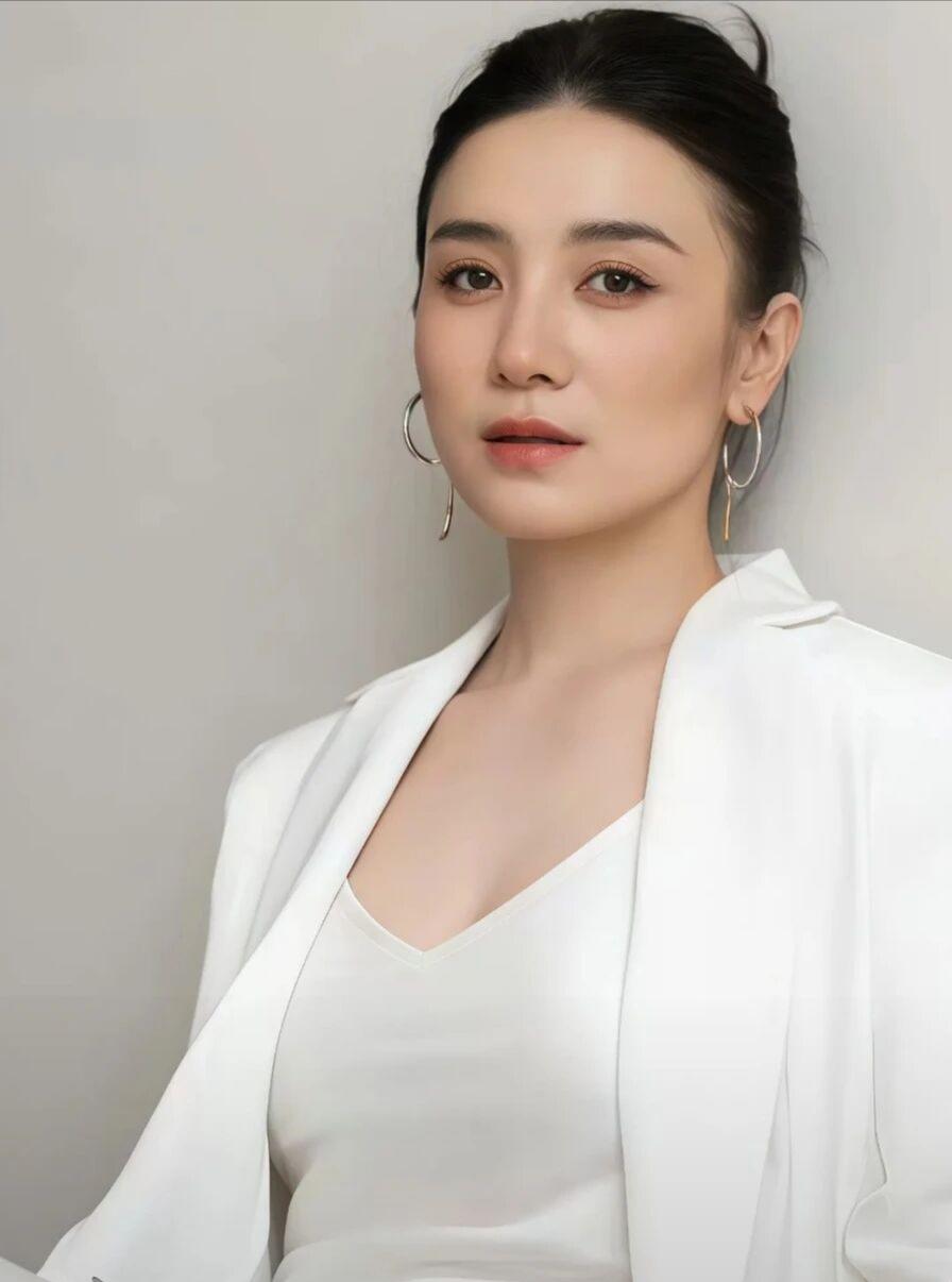 宋佳，是一个实力派好演员，也是一名好歌手
进入中年的宋佳，近些年演绎水准
厚积薄