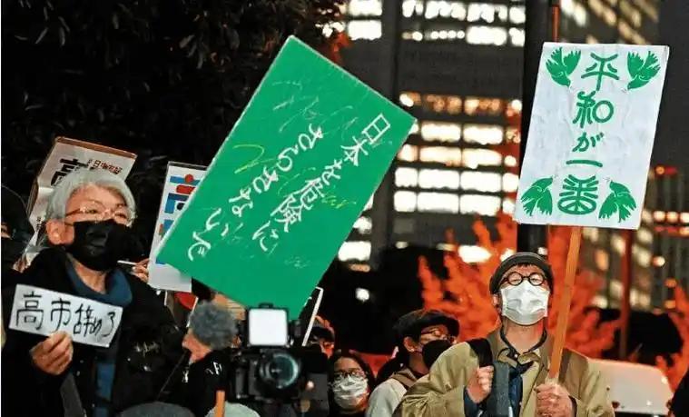 日本政客高市早苗这回可真是踢到铁板了！想拉美国“撑场面”，反被特朗普“教训一番”