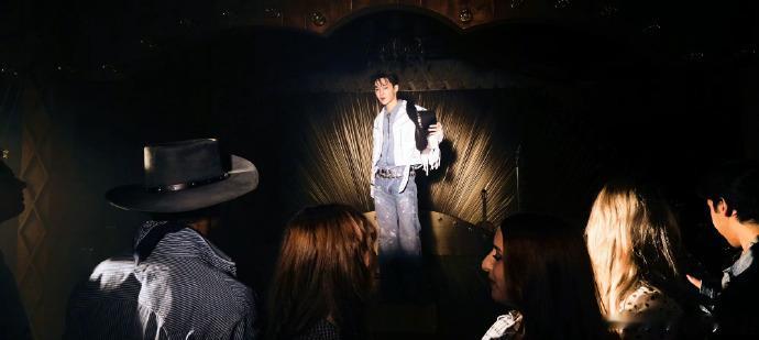 刘宪华凯莉秀表演 反复循环这场舞台根本停不下来！提琴演奏铺垫氛围感，马背跳跃衔接