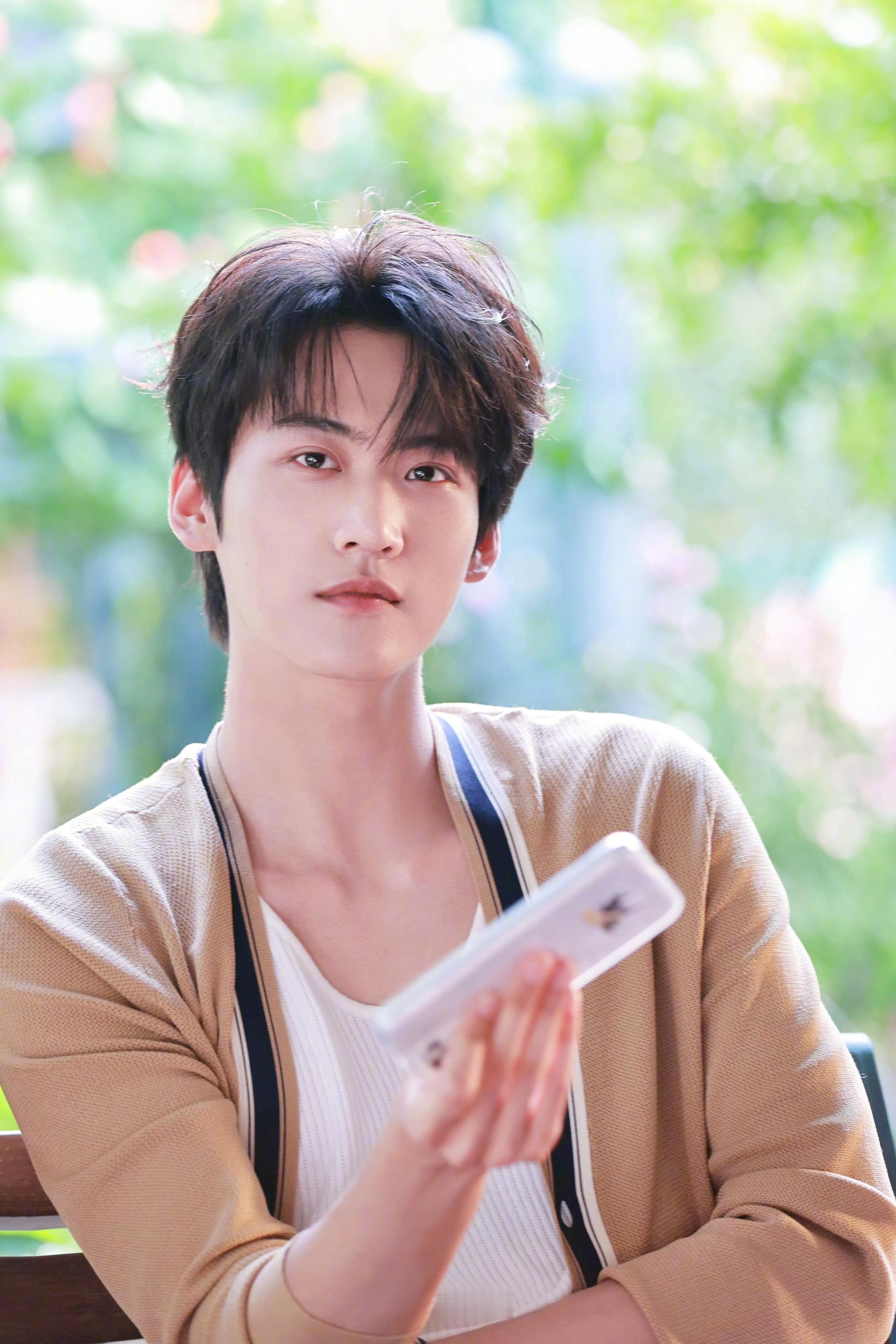 现偶好久没真·爆新人了……晋江大IP《坠落》改编的电视剧《炽夏》用了俩00后🥜