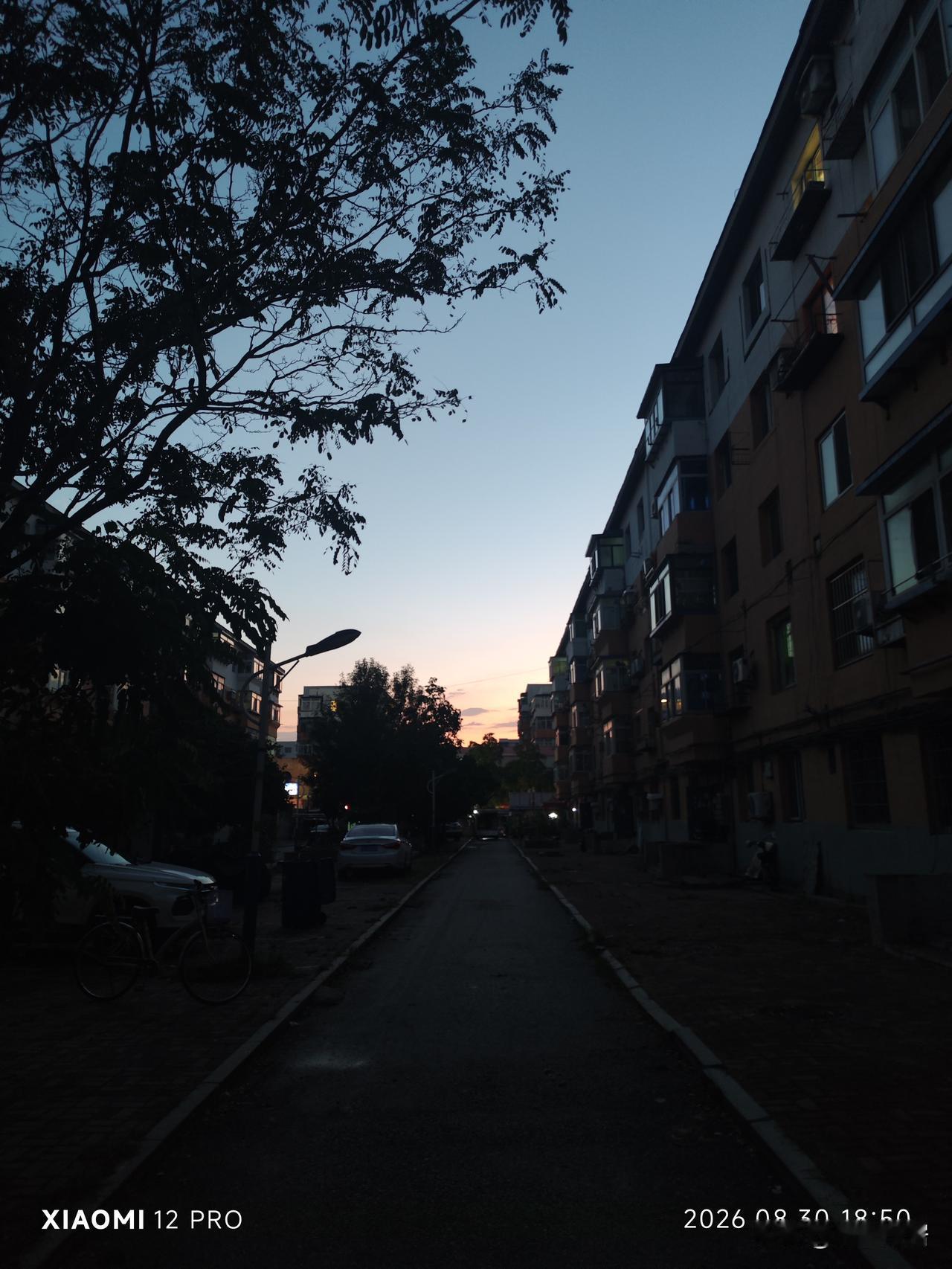 晒图笔记大赛昨天傍晚，下了一会儿小雨。雨后，我下楼倒垃圾，抬头看看天空，蓝天白云