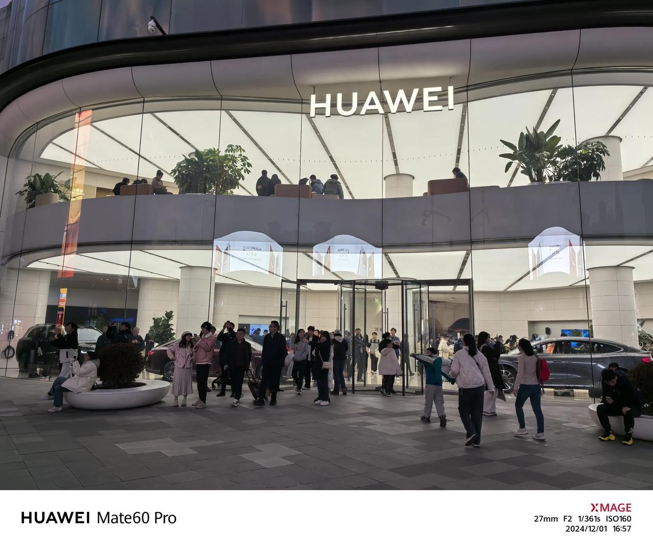 让人难以相信，华为体验店人头攒动，人流都快超过对面的苹果旗舰店了，多数都在关注华