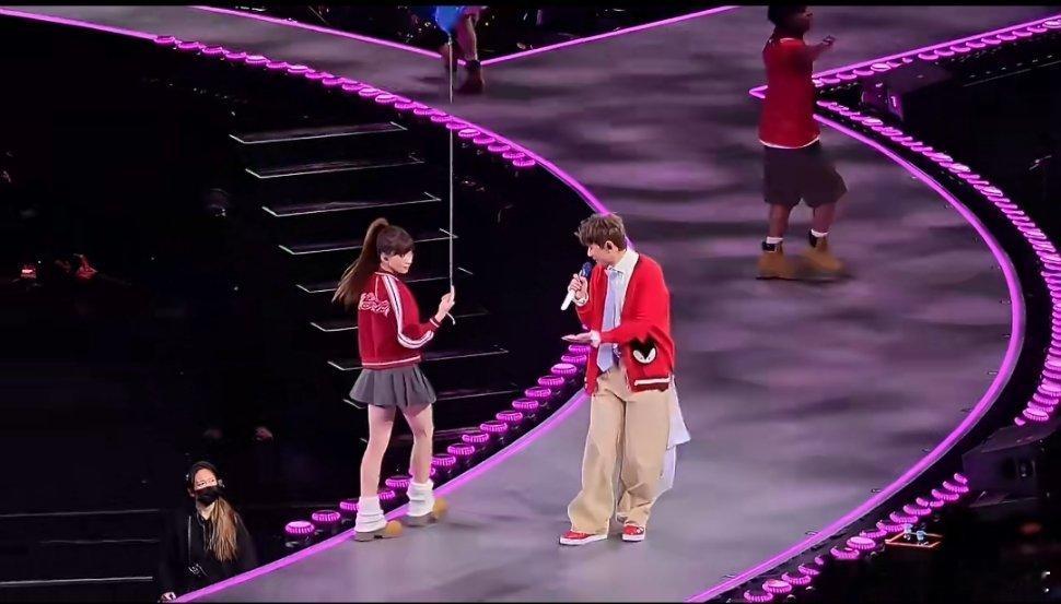 谁懂张杰回头拉伴舞这一下张杰成都新春场太戳心！见伴舞站位危险，提醒无果便折返拉至