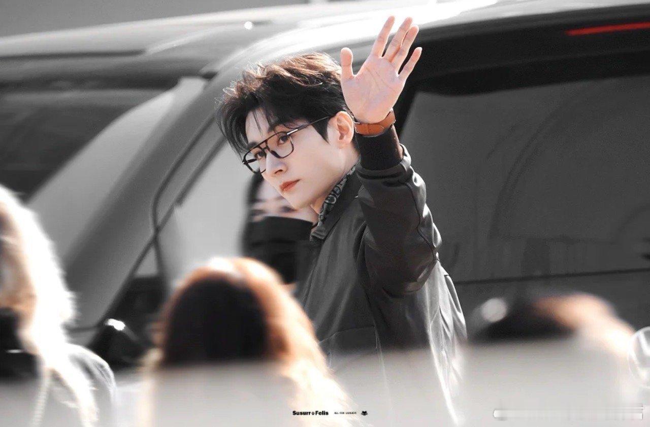 刘学义 以为内娱帅哥上新了刘学义一身棕色皮衣配领带，眼镜一戴斯文败类感拉满，我还