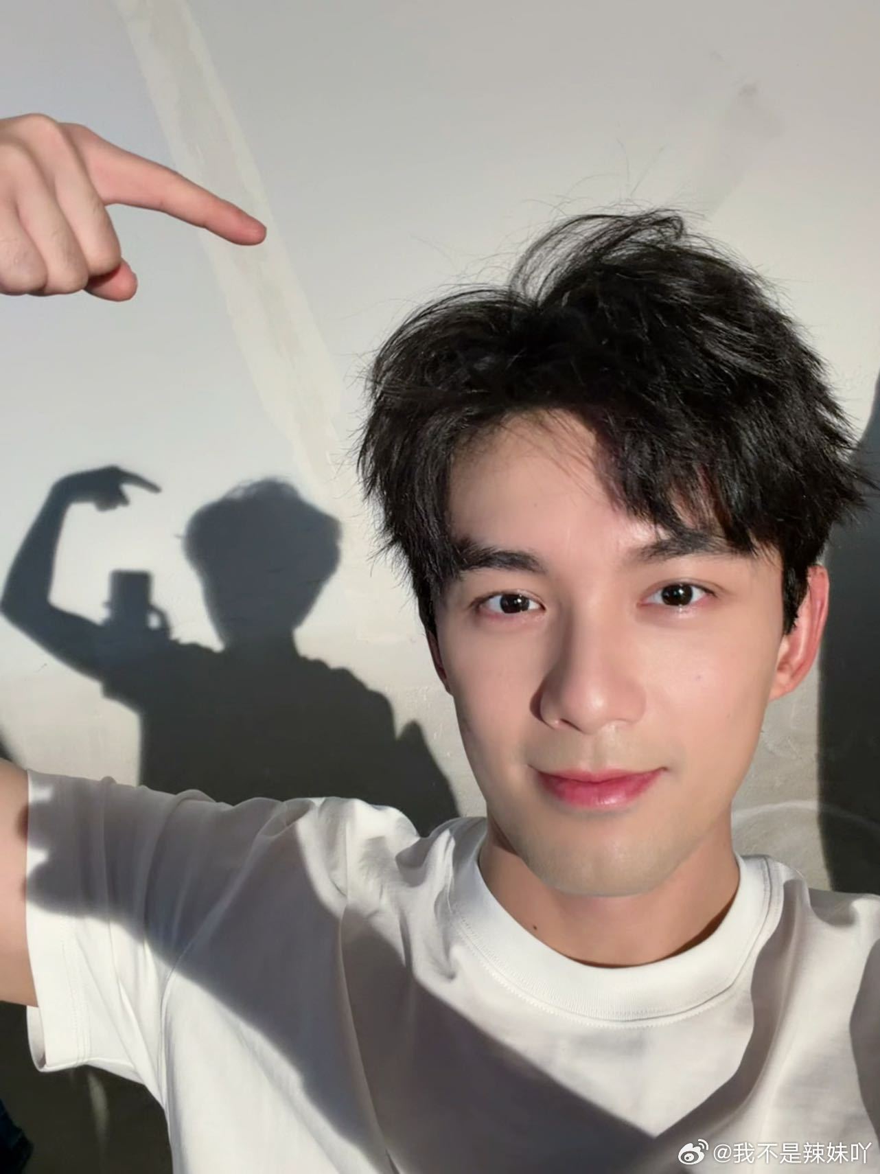 吴磊想换个发色明信片来了！怎么这么好看的，是真实存在的吗 