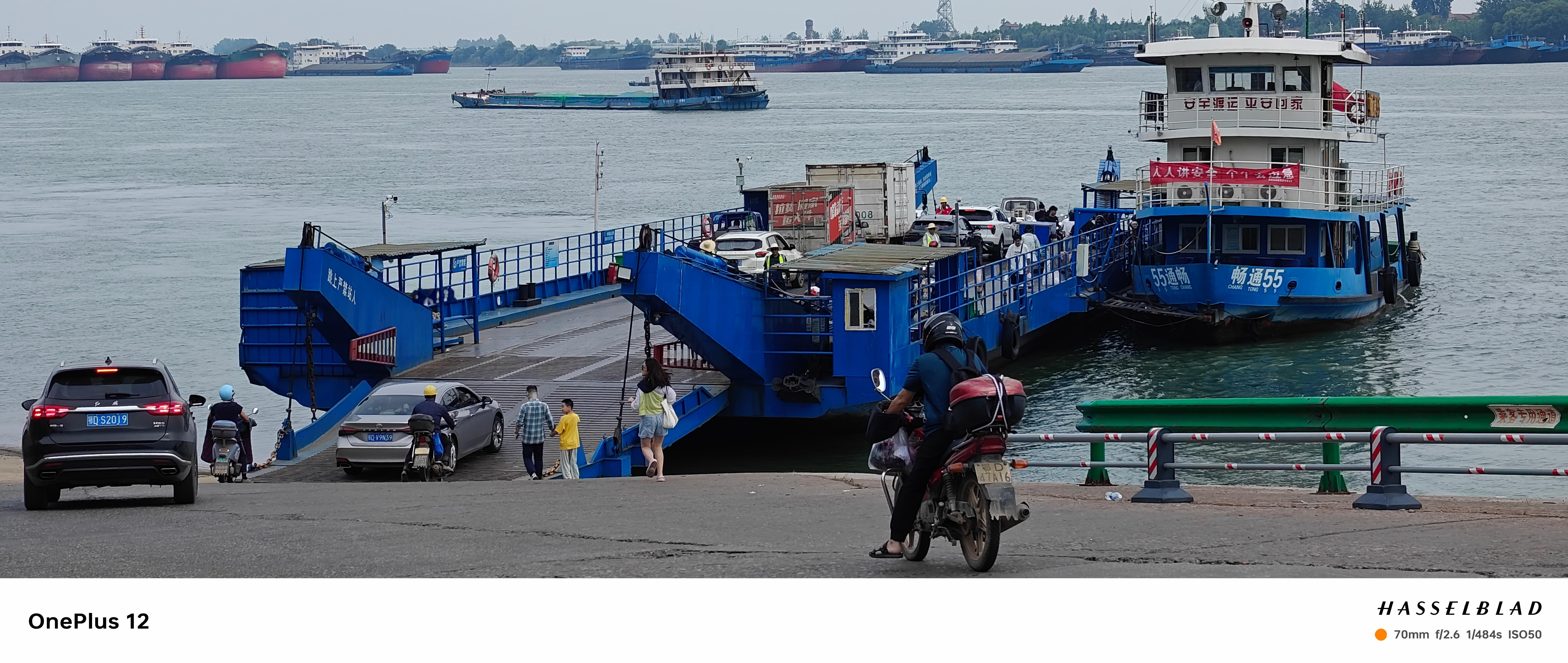荆州长江边的轮渡shot on 一加12📱行人2元一趟，汽车则是5-10元，比