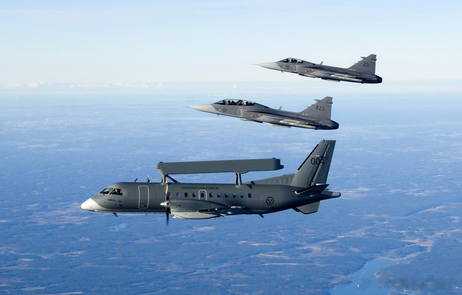 【#兵器欣赏#：#桌面兵器#   瑞典空军“鹰狮”战斗机伴飞萨博340“爱立眼”