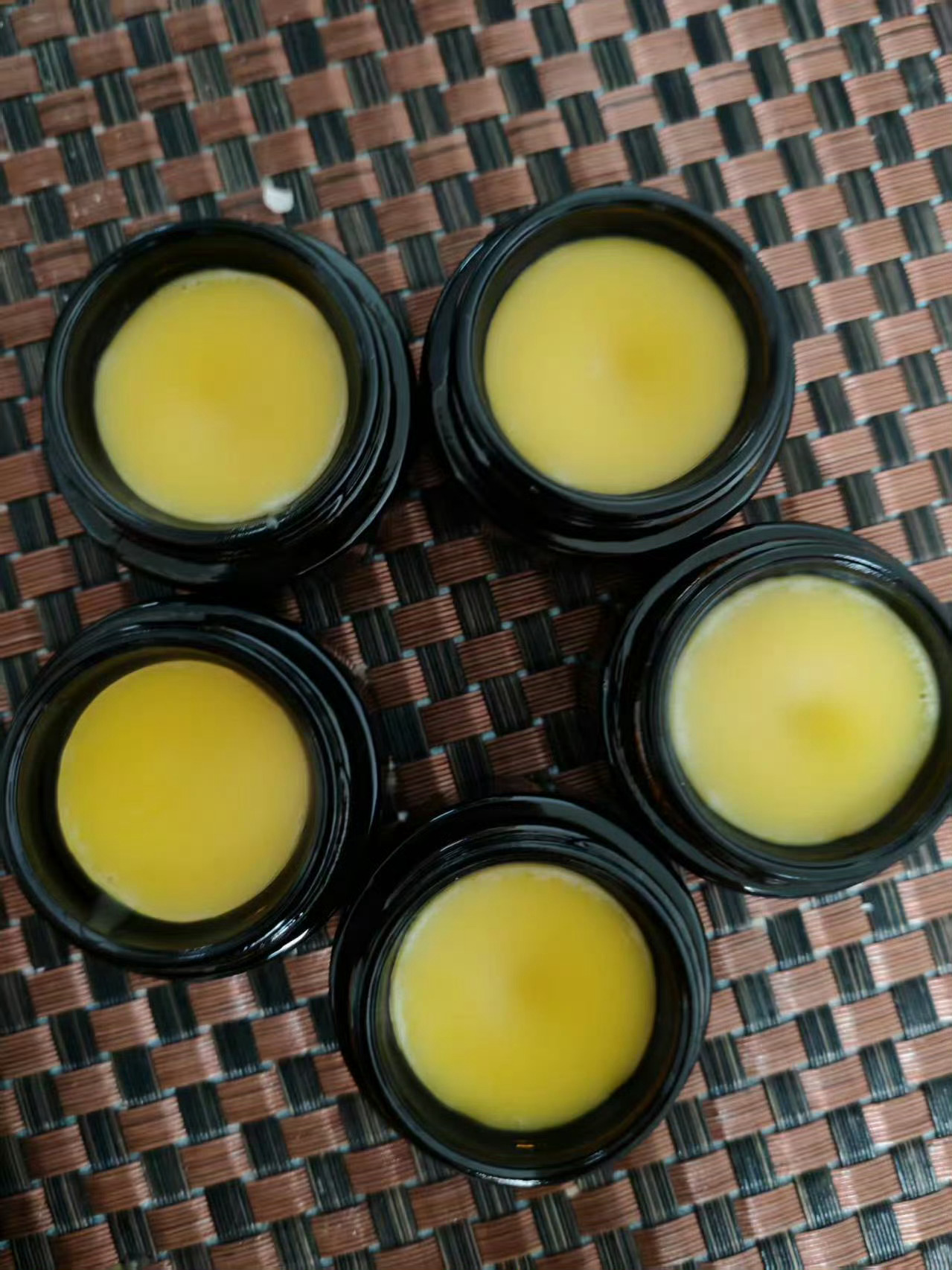三白养肤膏用不到一个月，不仅变白了，斑也淡了许多。 