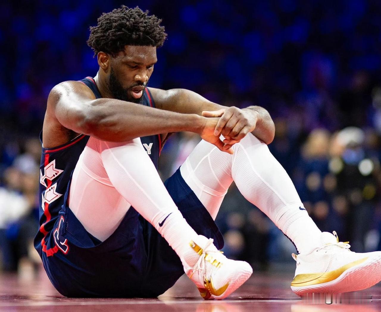 交易都交易不出去啊！

据权威记者Shams报道：76人队球星恩比德因右膝酸痛将