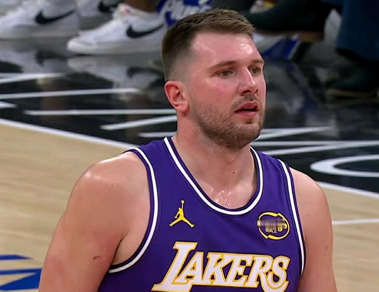 湖人巨头东契奇数据刷的太快了！在湖人客场挑战鱼腩奇才的比赛中发生极其疯狂一幕：东