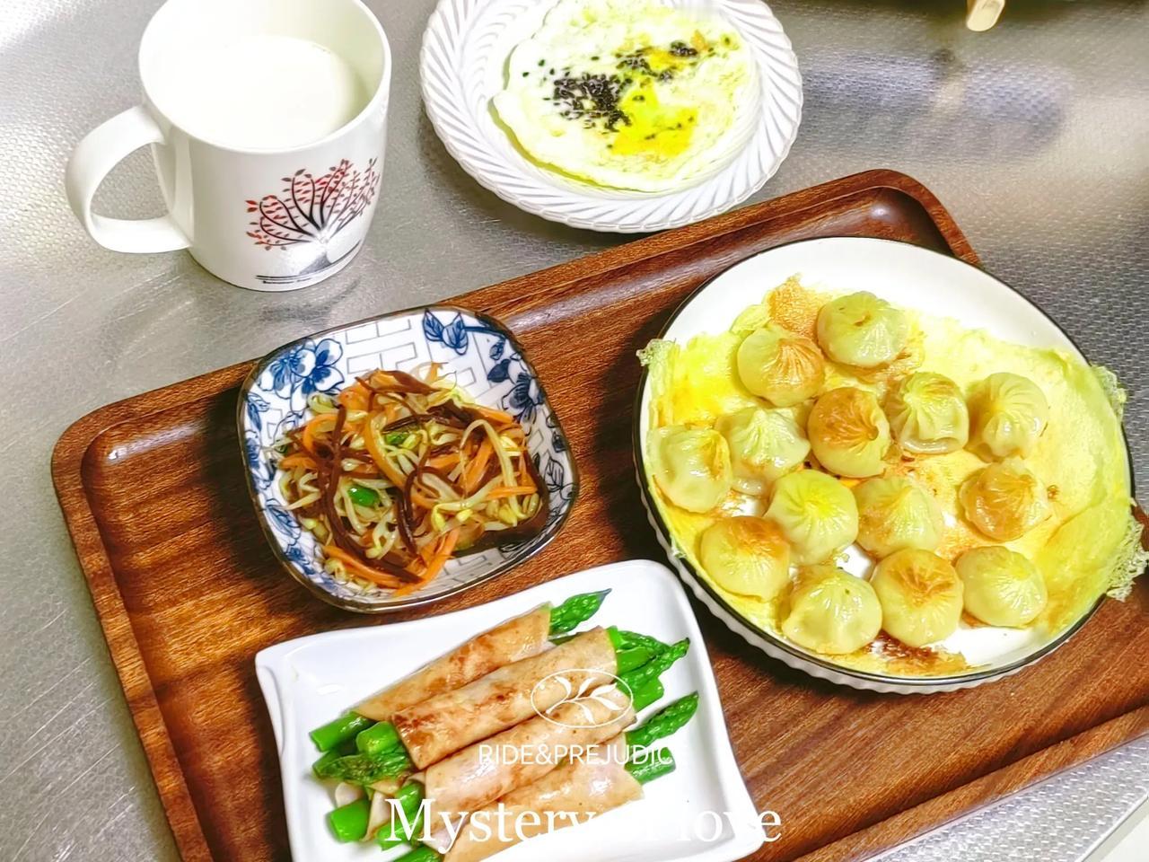 高二娃的早餐
水煎包（差点味道）
豆芽炒胡萝卜丝，加点辣的咸菜丝，还挺好吃
火腿