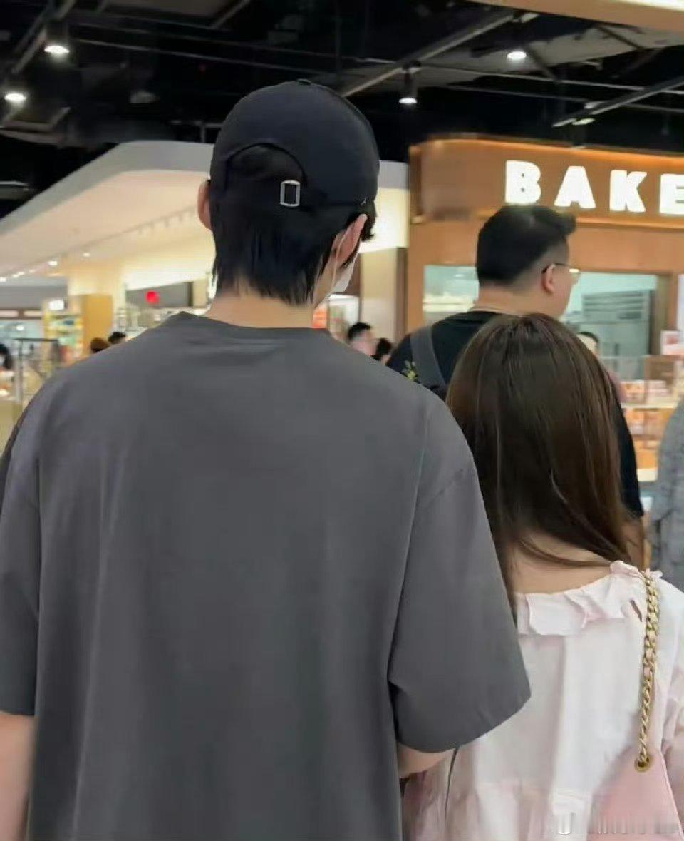 之前赵磊还跟自己老婆一起开直播，真要往情侣博主的路子转啊[笑cry][笑cry]