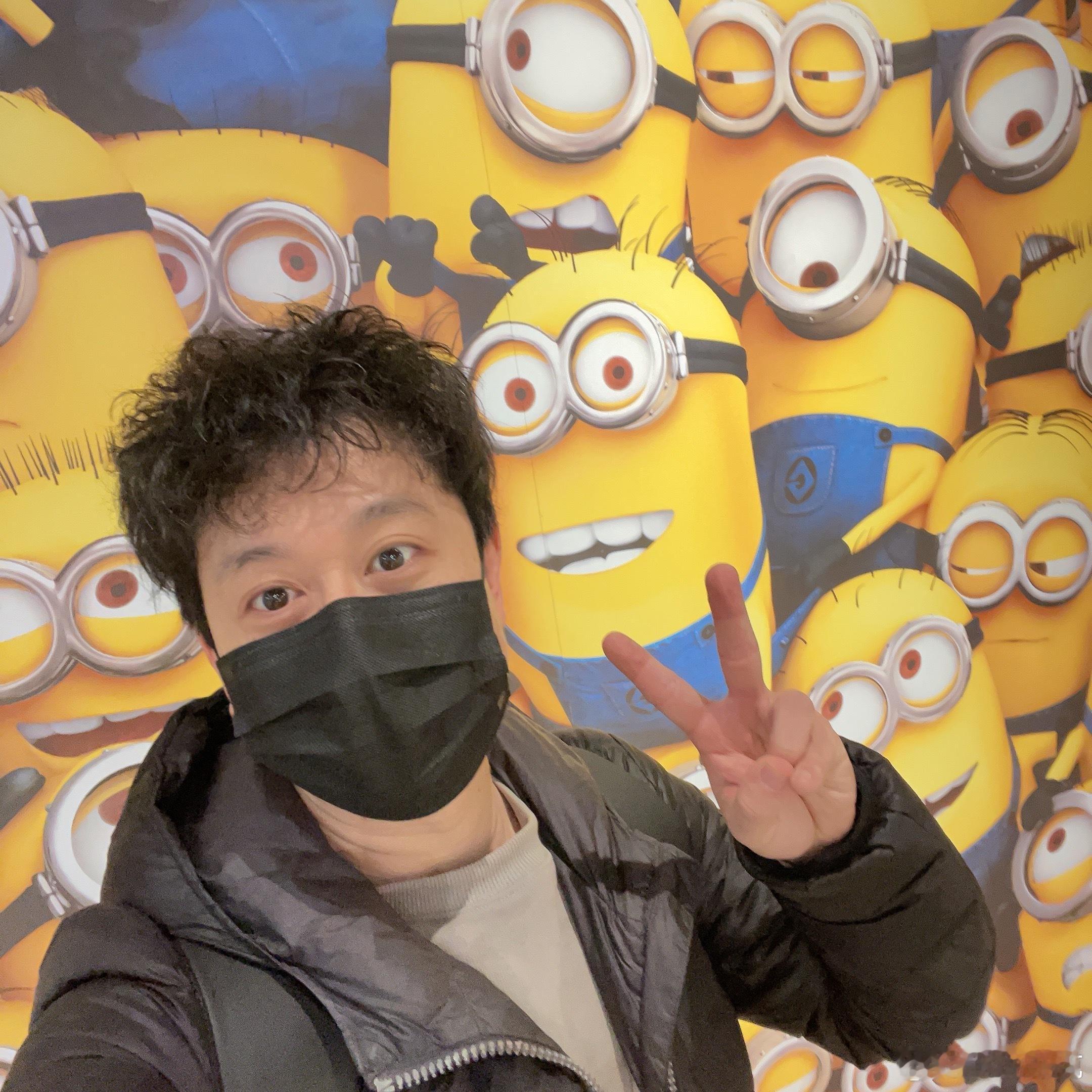 找地方准备看于指直播啦 北京·北京环球度假区