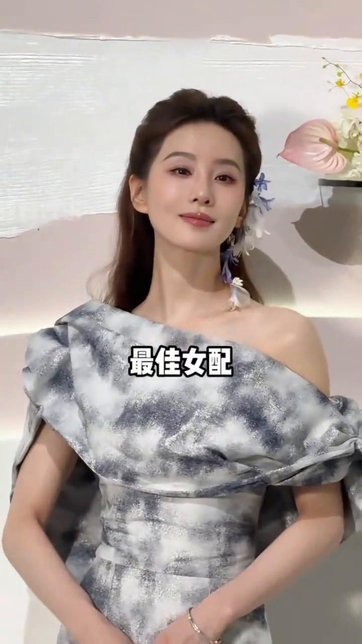 最铁闺蜜团！杨幂。
杨幂的朋友千千万，但要说最铁的还得是这几位。
·第一位刘诗诗