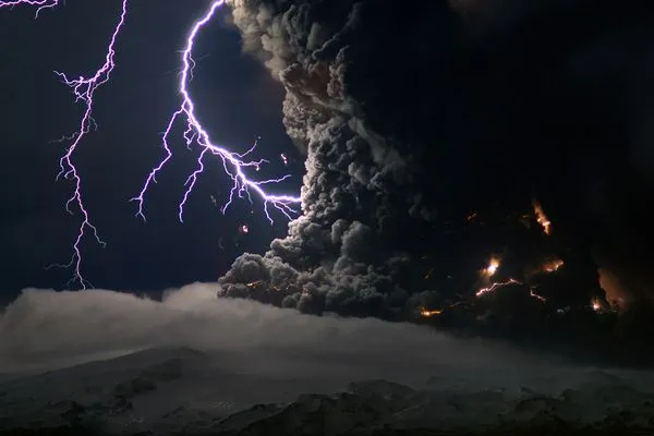 每天一条冷知识  火山喷发时，除了岩浆外有时也会产生闪电，这一现象在2000年前