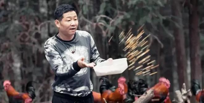 [小鼓掌]一次，主持人问赵亮:“你以前跟张国立演戏的，现在怎么去养鸡了？”赵亮说