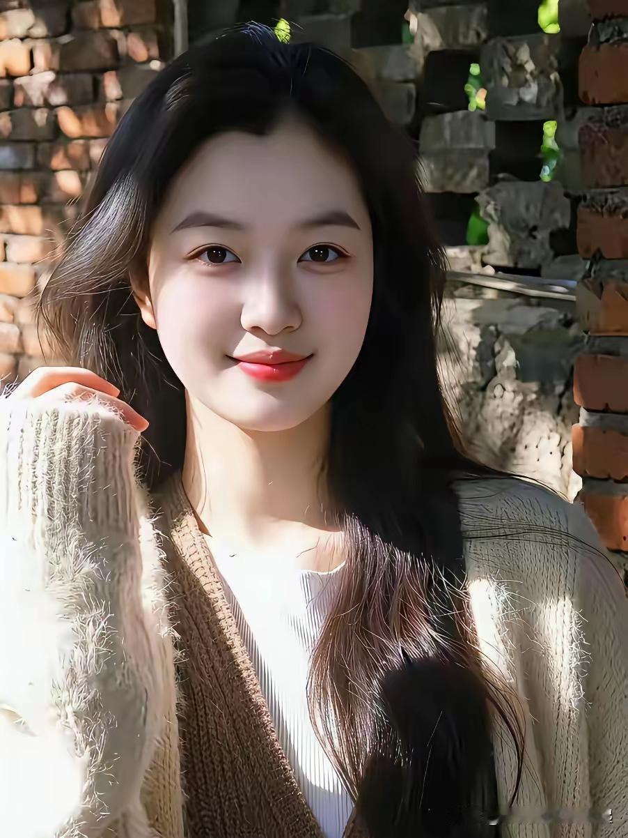 这姑娘笑起来好温柔啊。