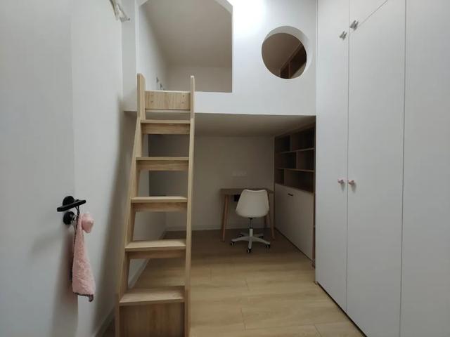 把大学宿舍里的“上床下桌”搬回家里，实用又灵活的设计，太棒了