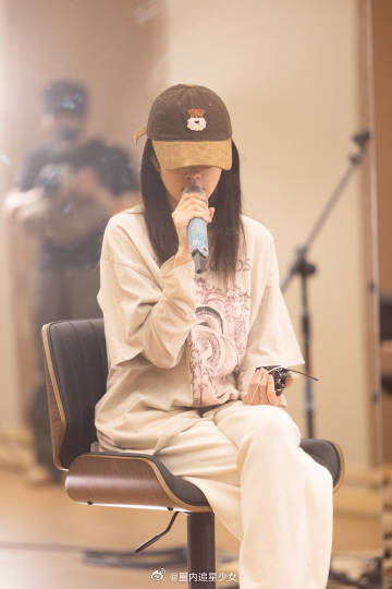 白鹿演唱会紧张白鹿十周年拾光音乐会这场十周年活动是温馨粉丝见面形式，不算演唱会，
