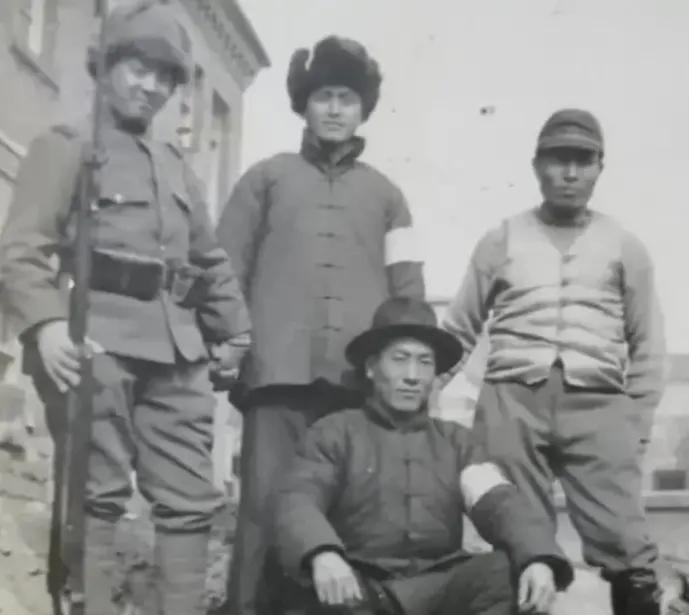 1944年，汉奸郭绍绪邀请日军高官来家中就餐。酒过三巡，后厨传来一声：“清炖鸡来
