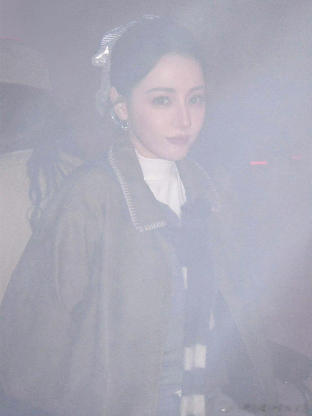 该换的不止是迪丽热巴 的对接，还有迪丽热巴工作室吧，出的图是想让粉丝看什么？朦胧
