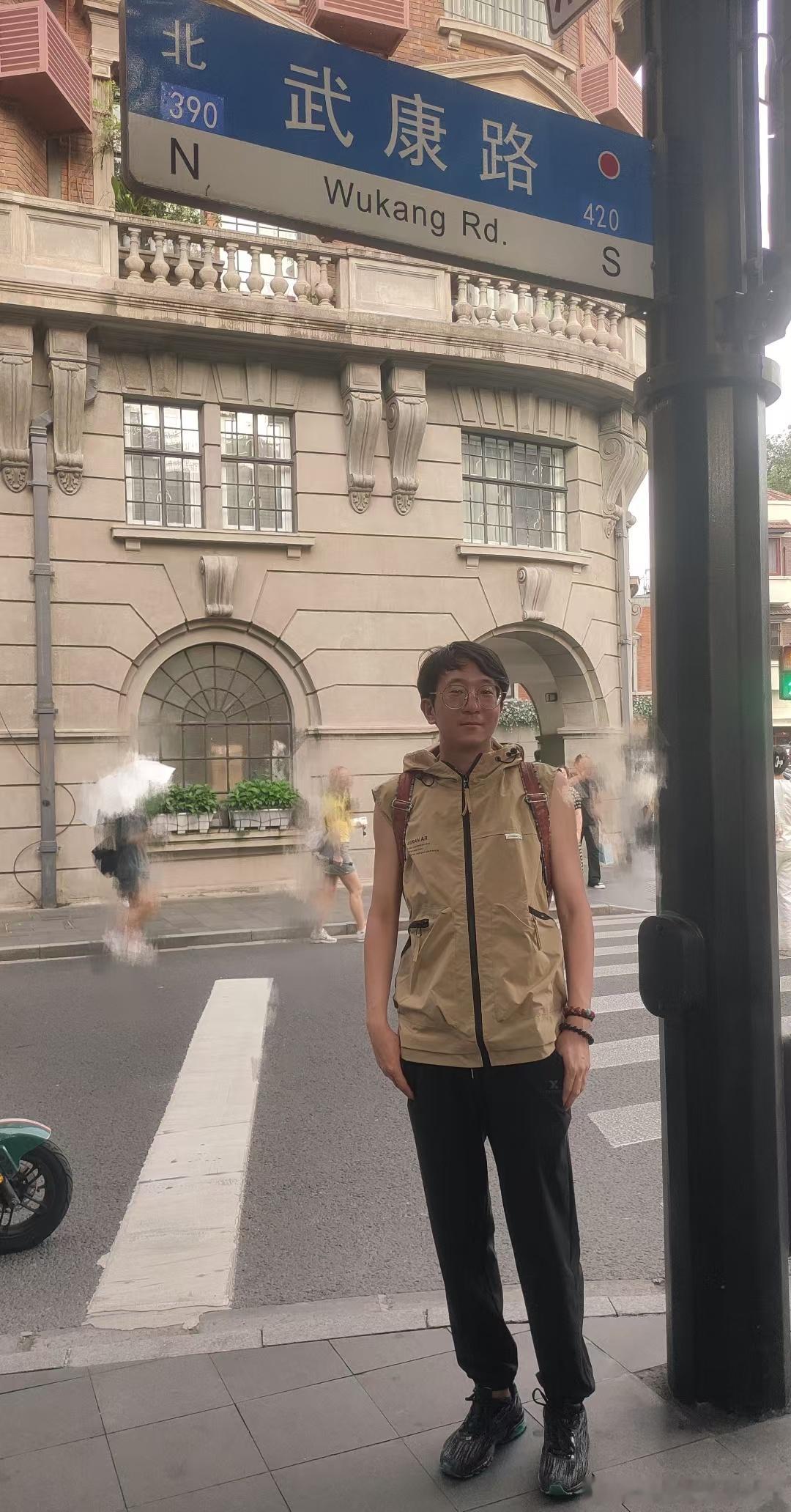 这里现在的温度都比家乡夏日热，上海太热了，還好室內活动区域都有冷🥶气，今天慢慢