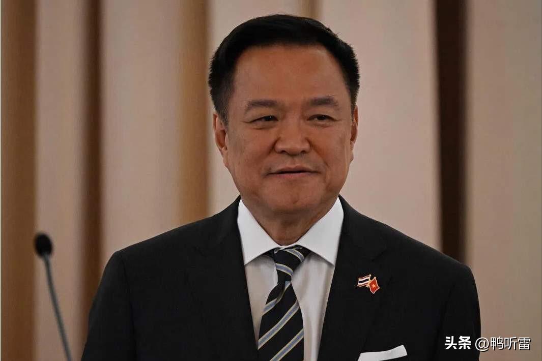 阿努廷想让泰国政府举债4000亿泰铢刺激一下当前的泰国经济，钱还没借到，反对派直
