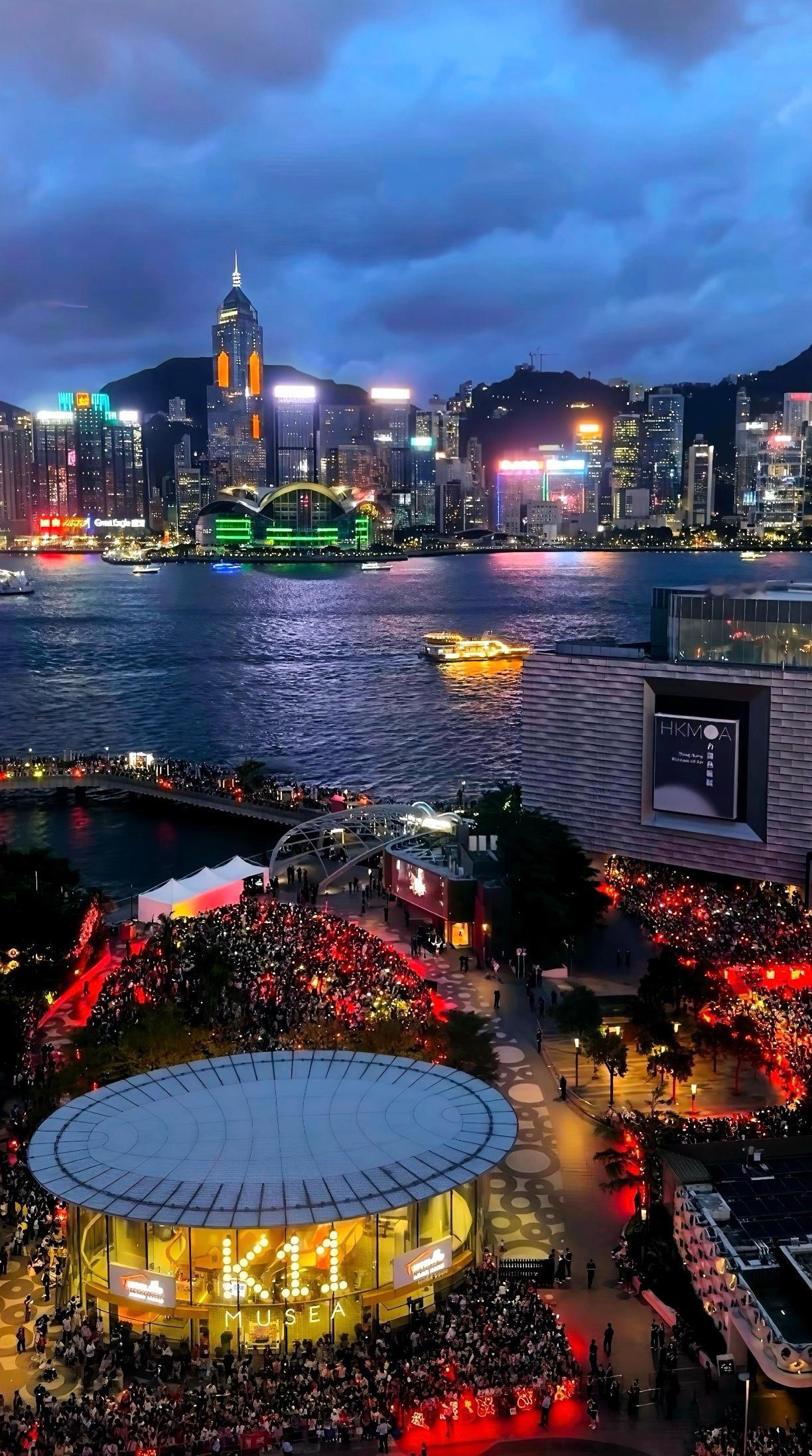 相聚在美丽的维多利亚港，一片震撼红海，盛大的爱意只为一人而来。肖战香港线下活动 