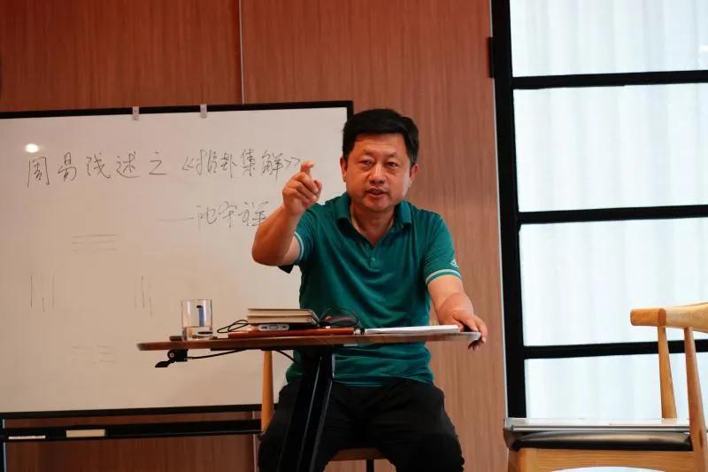 《晨读》
 仁宏一戳公鸡鸣，
东方唤出太阳红。 
守祥升起群会旗，
君臣传来读书