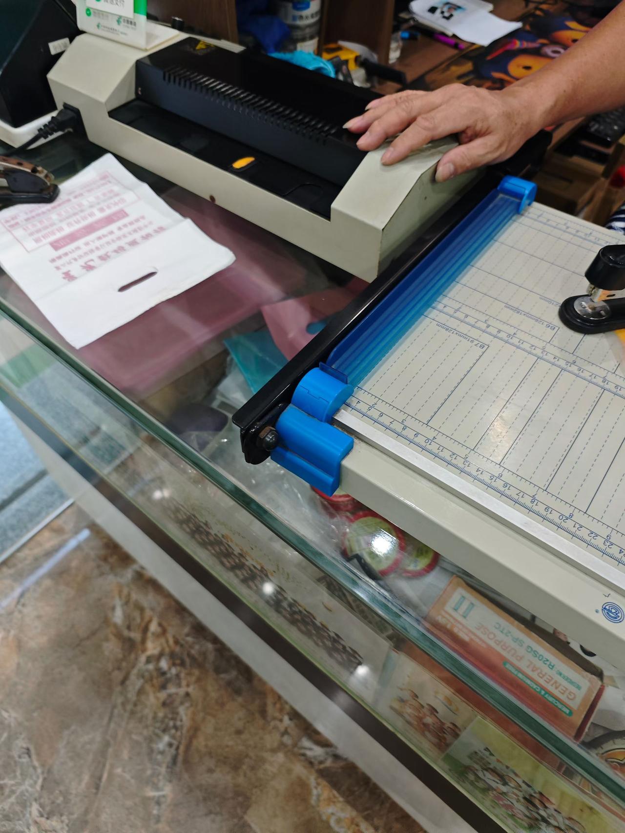 老妈从待渡山石王帝公求的平安符，专门拿去相馆过胶[笑哭]寺内求签 平安灵符 山灵