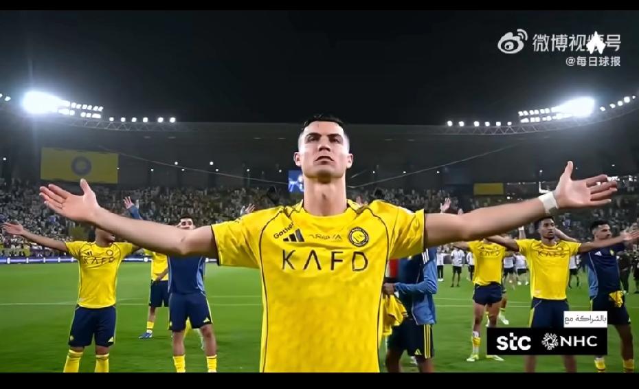 笑死我了！看到总裁带领利雅得胜利集体向球迷致意，主帅、总裁他们多么地严肃，集体做