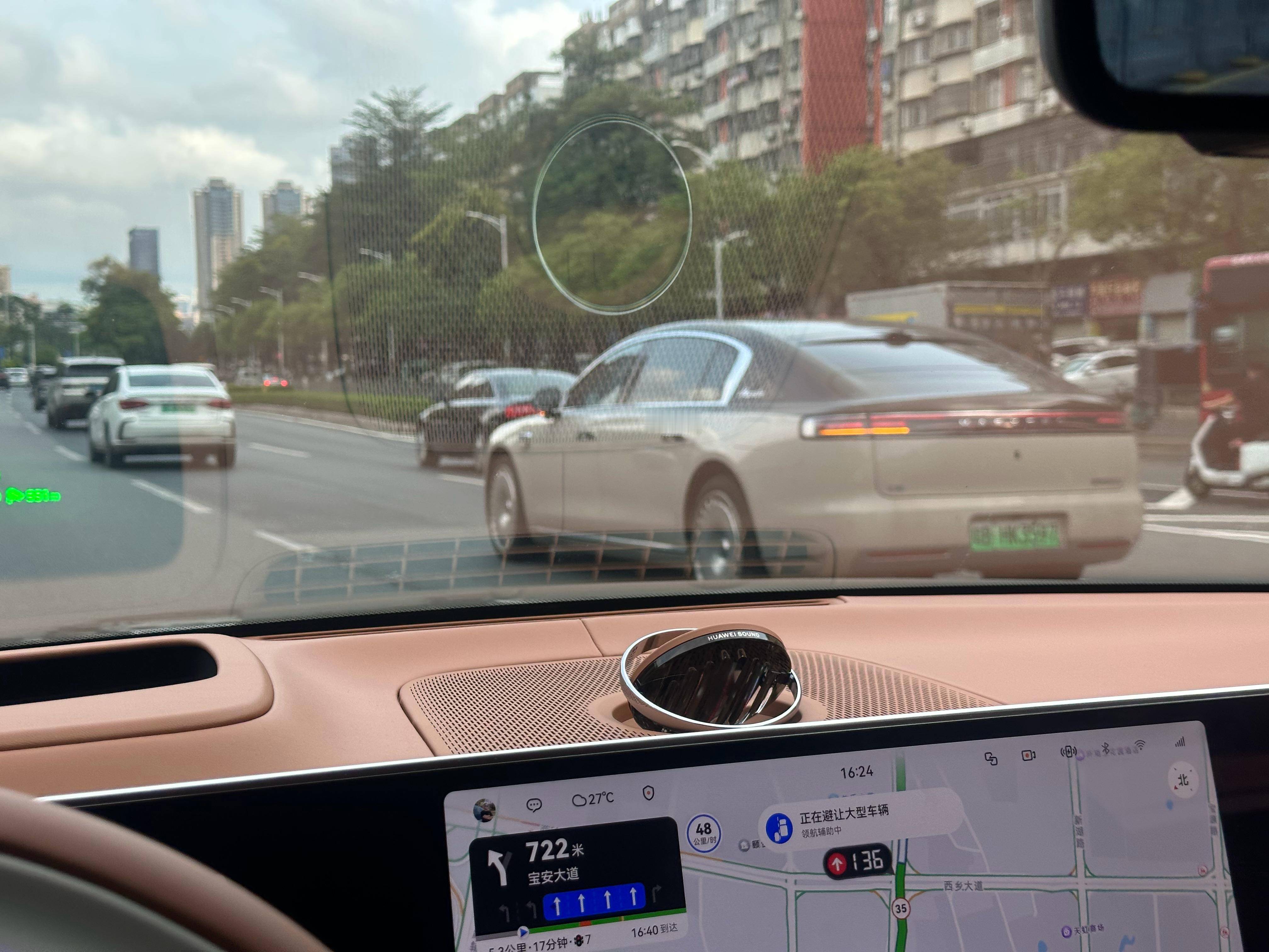 昨天开尊界出门又遇到同款了，而且还是一样的旷野棕金，这个配色真的卖了不少，前期觉