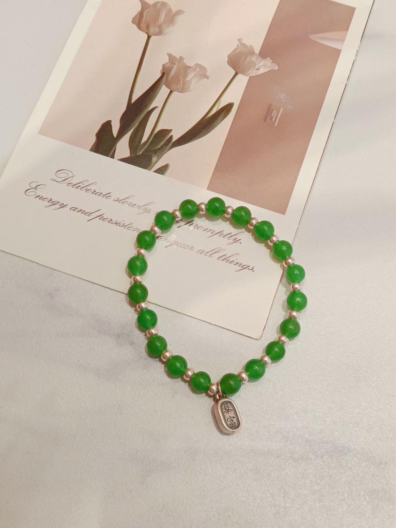 清新绿宝石手链，散发自然能量，带来宁静与富足。