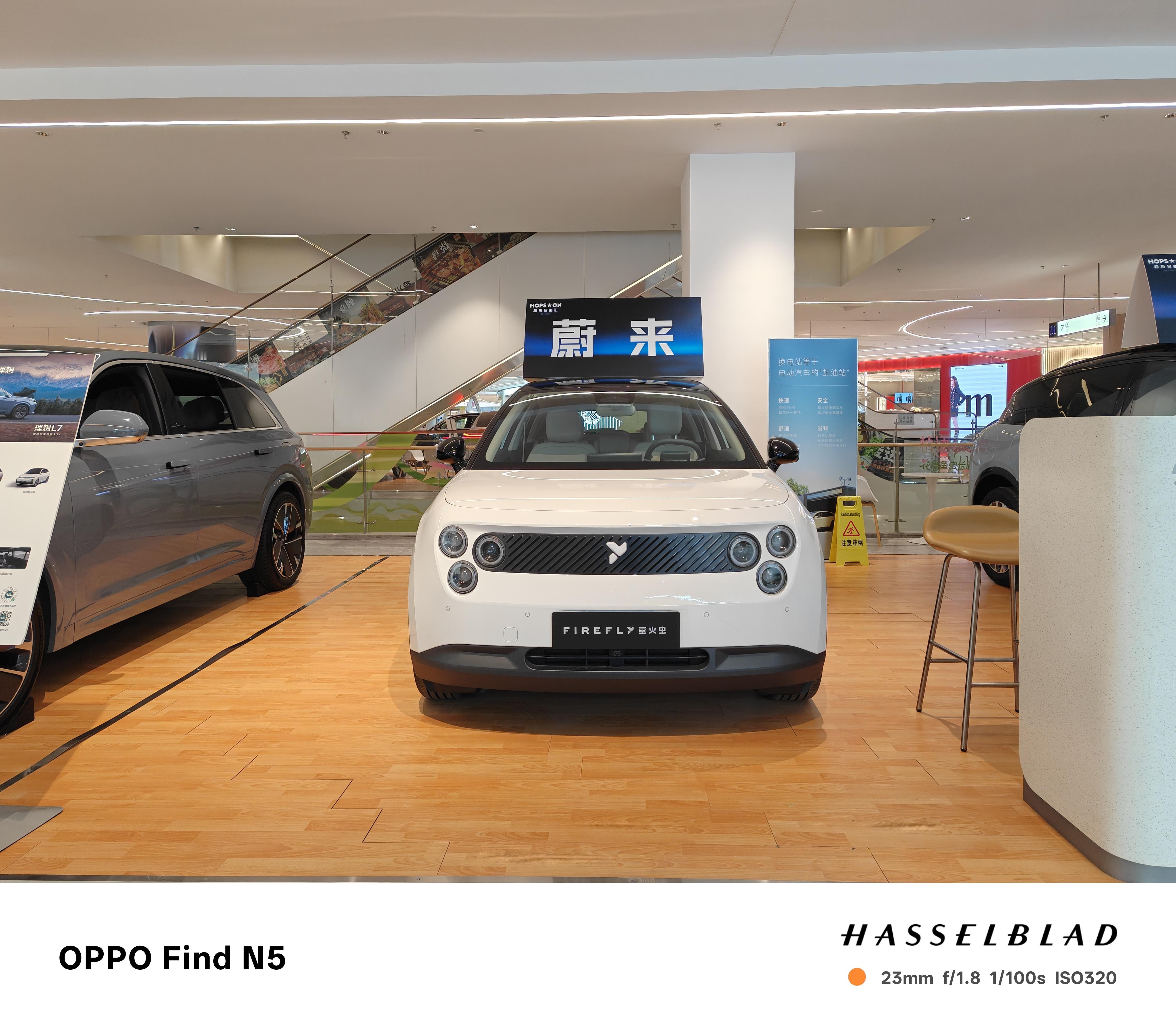 来瞅了瞅萤火虫说实话这车比图片上好看很多而且还挺宽不是那种小壳子车就是白色这一版