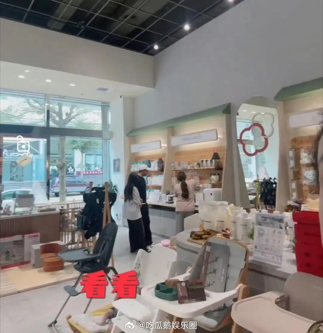 大S女儿为马筱梅和新弟弟挑选礼物，并探望拍照留念。 