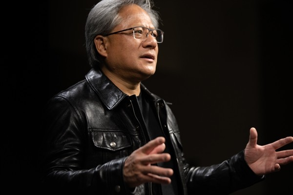 【黄仁勋：AI发展无需过度担忧失业问题】英伟达CEO黄仁勋近日就人工智能的发展对