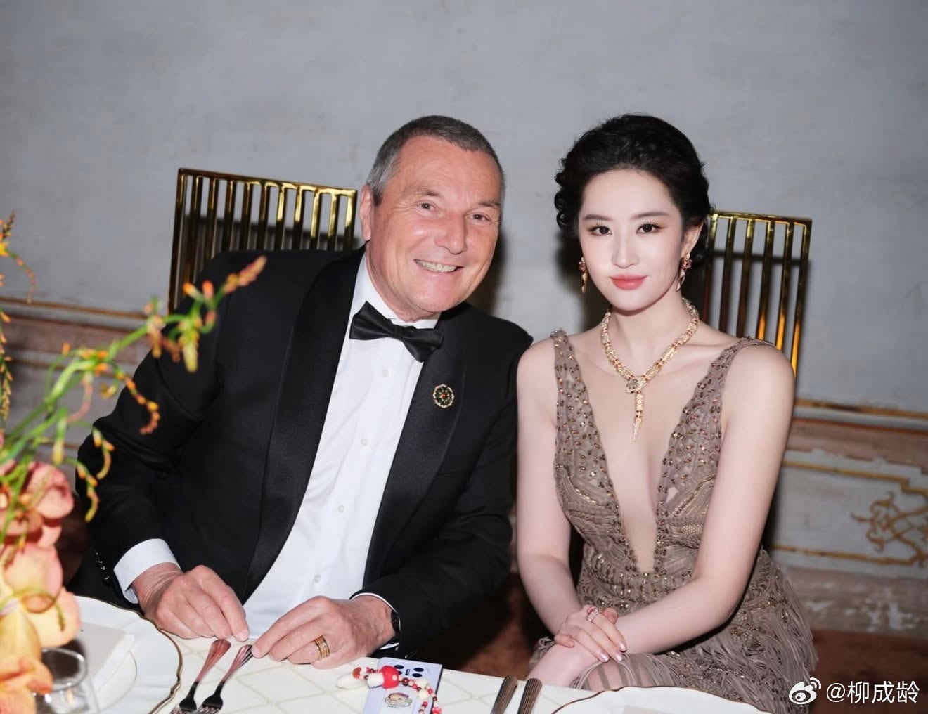 参加活动的刘亦菲 