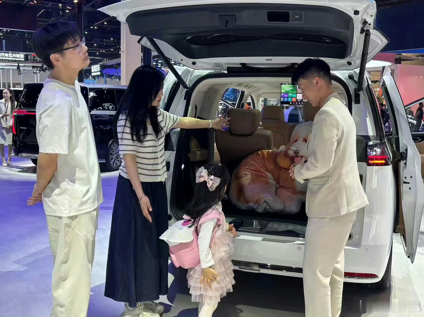 6岁萌娃拿压岁钱豪横提车从小就有目标感，6岁萌娃用压岁钱实现提车心愿，小小身躯藏