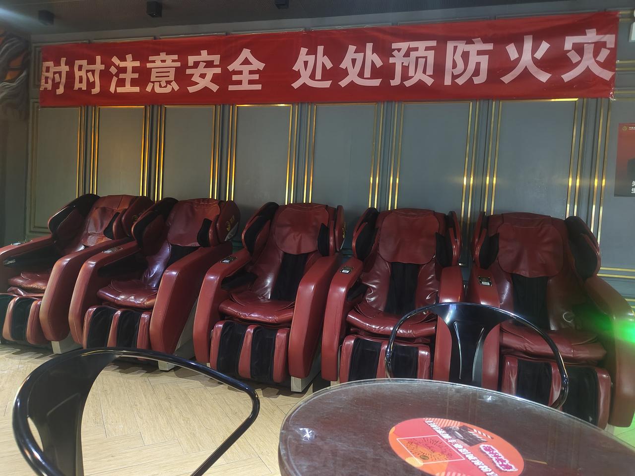 真的，放这些按摩椅干嘛？

电影院门囗，一直放这种按摩椅，只要坐上去，它就会不停