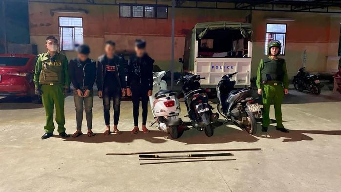 越南一群 12 至 16 岁的青少年携带武器寻找其他团体来解决冲突。被警方抓获