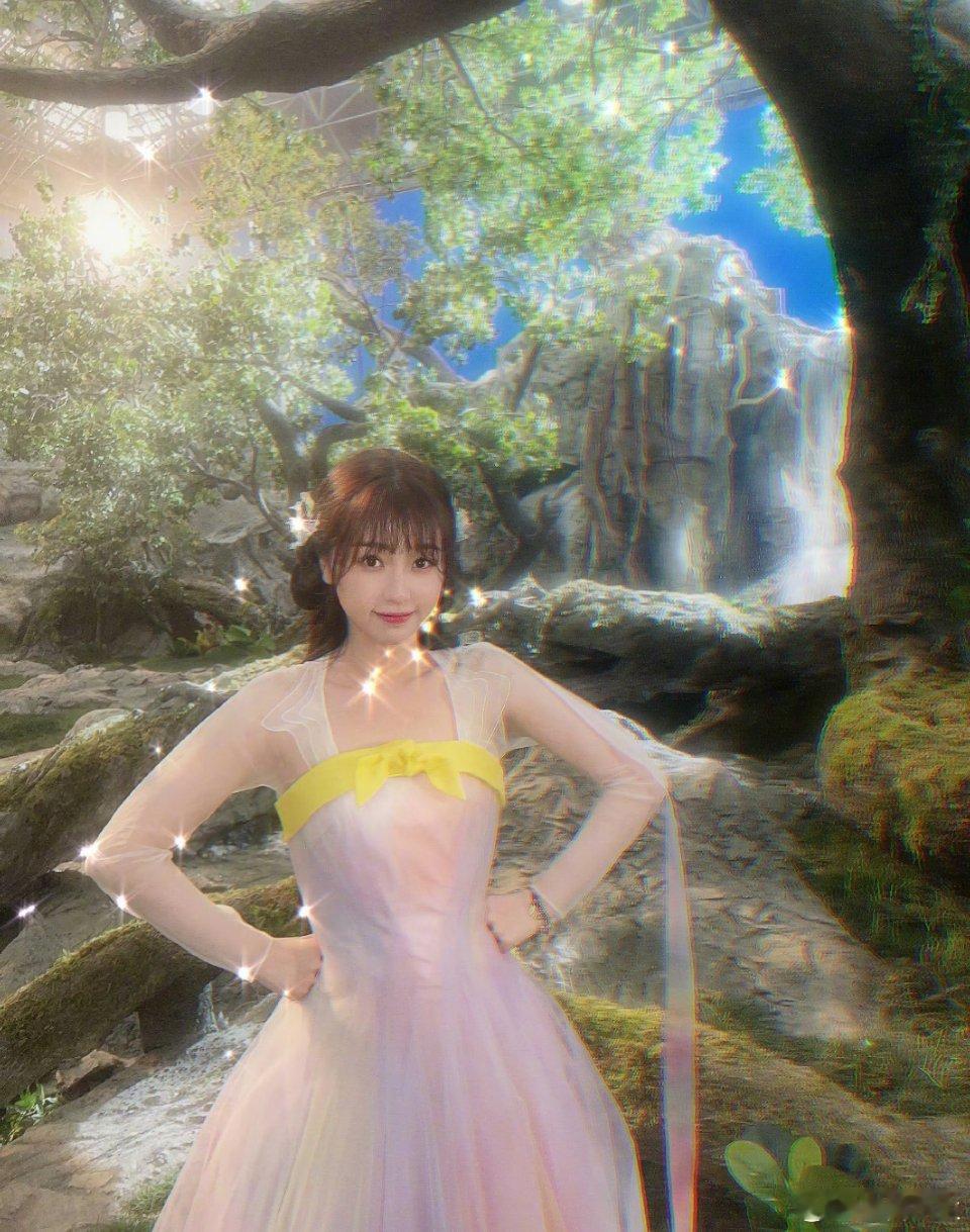 虞书欣拿小卡和粉丝换手机壳突然开始心疼粉丝，那么炽热地爱着一个人，但是突然看到自