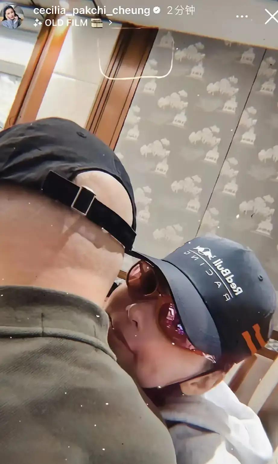 7岁小儿子首露脸
 
镜头里他踮脚给张柏芝贴贴纸，身高快追上二哥。帽子男只露背影