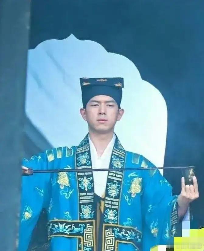 李现“道士”造型来了！！《长风起》这部剧已经加入我的追剧必看清单了，因为很久没有