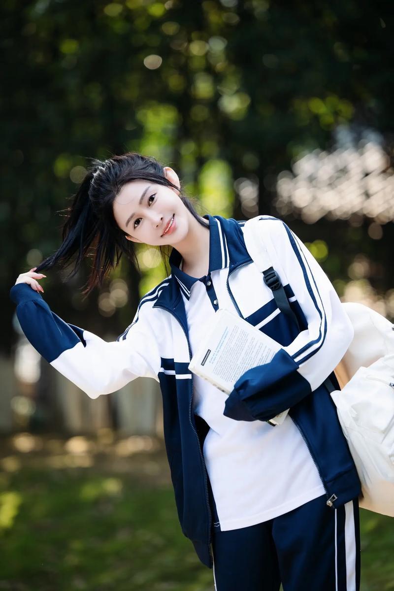芳龄满十八，
绝对是校花。
肤白身材好，
十见九人夸。