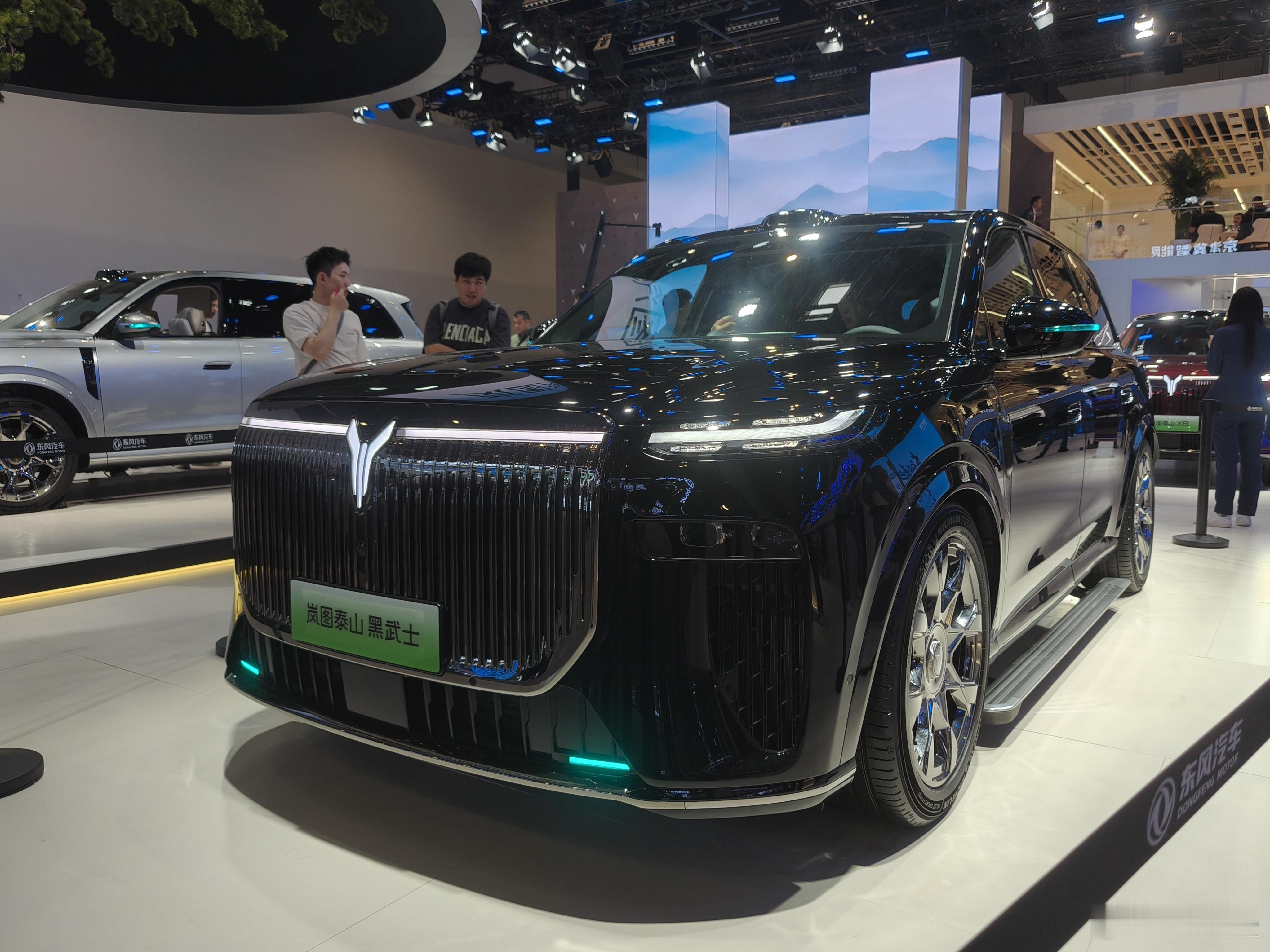 2026北京车展实拍岚图泰山黑武士，气场直接拉满。现场看完岚图X8黑武士版本，直