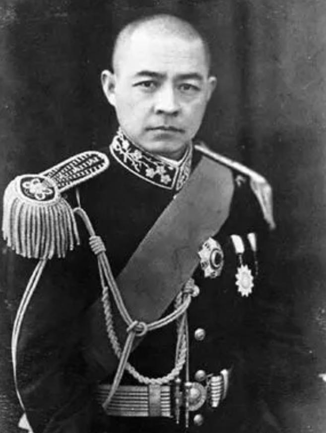 1933年，一士兵打仗扛个大箱子，一路上不撒手，张自忠好奇问到：“你扛得什么？”